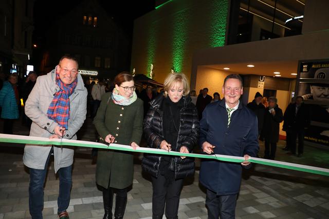 Vor dem LEZ eröffnen (v.li.) Kult-Komödiant Volker Heißmann, Stadtbaurätin Christine Lippert, Evi Kurz und Fürths OB Dr. Thomas Jung die neue Fußgängerzone. | Foto: Udo Dreier