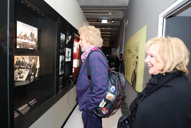 Evi Kurz führt Thomas Gottschalk durch das Ludwig Erhard Zentrum. | Foto: Udo Dreier