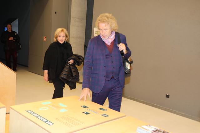 Thomas Gottschalk macht sich einen Eindruck von der Ausstellung im LEZ. | Foto: Udo Dreier