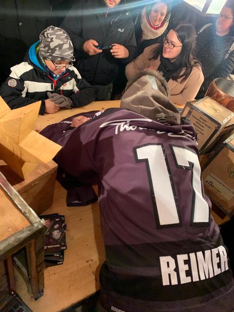 Patrick Reimer gibt einem kleinen Ice-Tigers-Fan ein Autogramm. | Foto: Privat