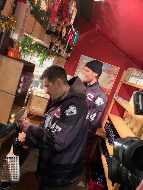 Teamwork am Glühweinstand: Patrick Reimer zapft, Marcus Weber gibt aus! | Foto: Privat