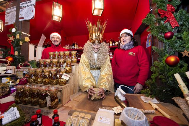 Ein Abstecher zu den Original-Regional-Buden lohnt sich. Hier testet das Nürnberger Christkind ein Wachstuch. | Foto: Rudi Ott