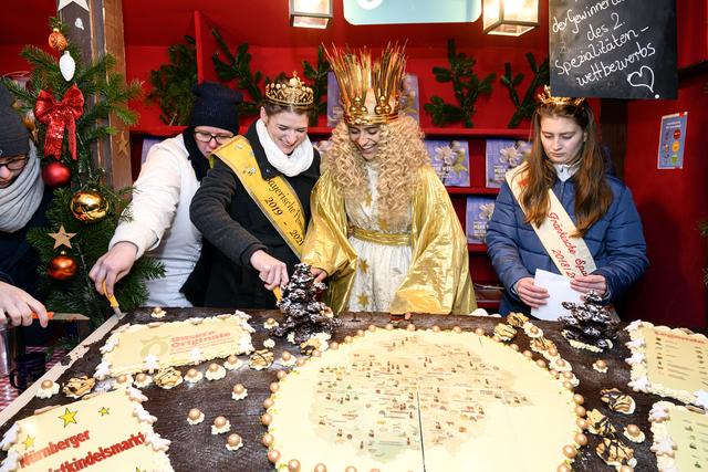 Stück für Stück zum süßen Glück: Die Besucher der Original-Regional-Buden am Nürnberger Christkindlesmarkt neben der Sebalduskirche freuten sich über den leckeren Kuchen.  | Foto: Rudi Ott