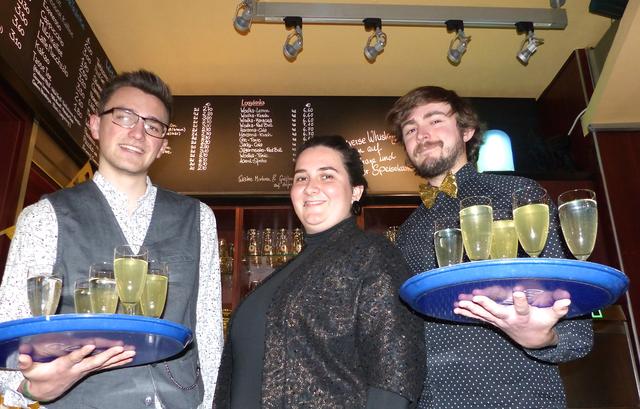 Marc, Sabine und Jonas (v.l.) sowie das gesamte Team vom E-Werk werden auch heuer wieder Vollgas geben, damit die Silvester-Sause unvergesslich bleibt.
Foto: © Uwe Müller