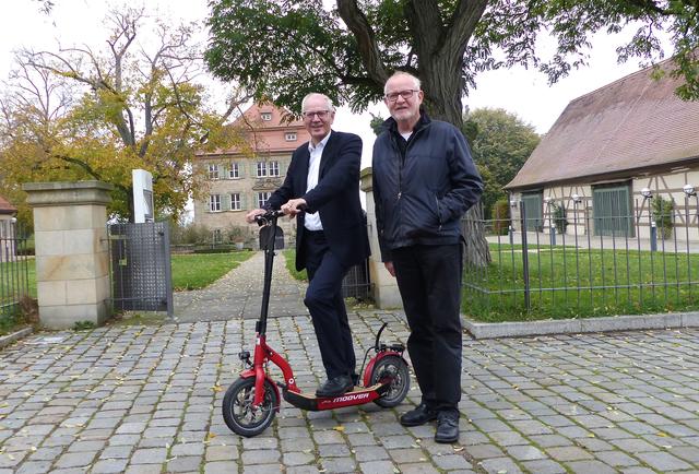 Mit dem Metz Moover die Heimat erkunden: Erlangens Alt-OB Prof. Dr. Siegfried Balleis (l.), seines Zeichens auch 1. Vorsitzender des regionalen Fördervereins Pegnitz-Rednitz-Regnitz e.V., gemeinsam mit seinem Vorstandskollegen Prof. Gerd Aufmkolk am Schloss Atzelsberg.
Foto: © Uwe Müller