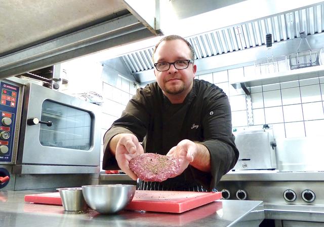 Mit Leib und Seele bei der Sache: Jay Hooker bereitet leckere Burger zu.
Foto: © Uwe Müller