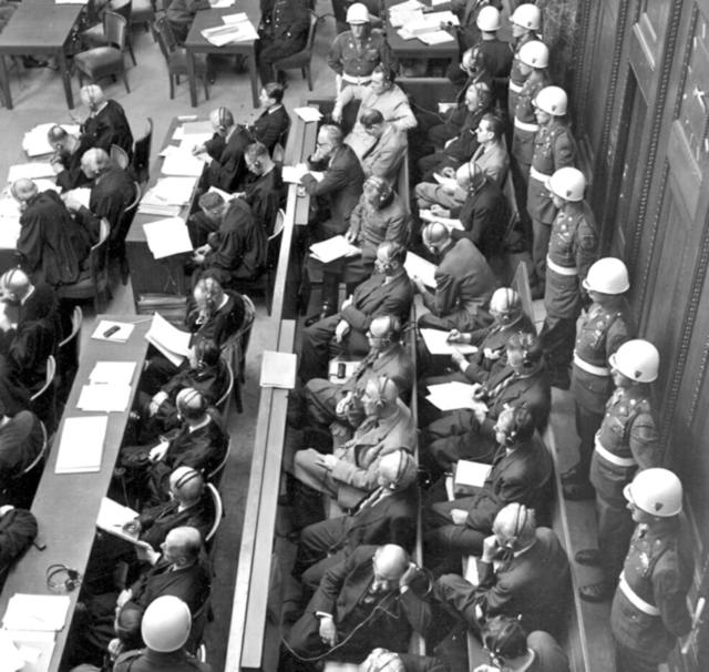 Nach dem Ende des Zweiten Weltkrieges und dem totalen Zusammenbruch des Deutschen Reiches begann am 20. November 1945 im Nürnberger Justizgebäude der Prozess gegen die Hauptkriegsverbrecher.