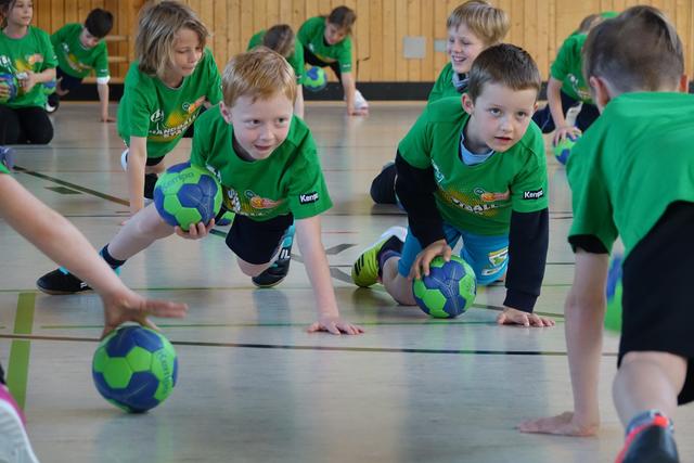 Mit Spaß und Konzentration dabei: Die Kinder begeistern sich für den Handballsport unter fachkundiger Anleitung der Profis.