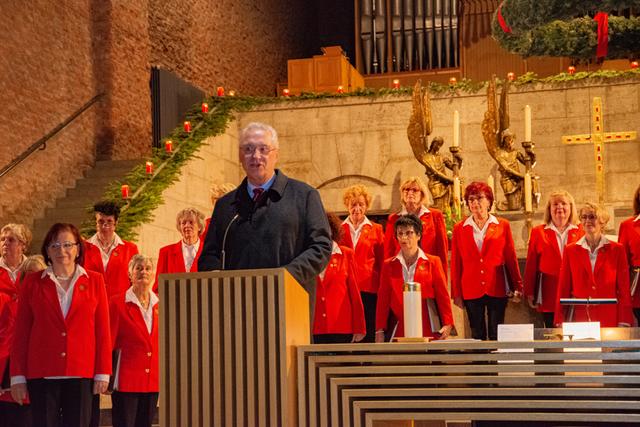 Innenminister Joachim Herrmann dankt dem Polizeichor – hier bei der Aufführung am 21. Dezember in der Gustav-Adolf-Gedächtniskirche – für die große Spendenbereitschaft, unter anderem auch für die BR-Aktion "Sternstunden".
