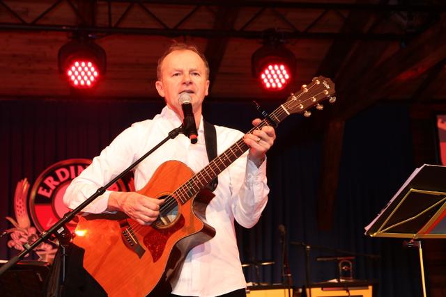 Kabarettist &amp; Musiker Willy Astor beim Auftritt. | Foto: John R. Braun