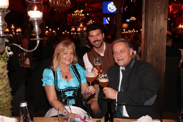 Profis: Doris Weid-Gundel (früher "Hauff-Bräu" Lichtenau) mit Partner Andreas Dülken (r.) und Nürnbergs Altstadtfest-Wirt Christian Wagner. | Foto: John R. Braun
