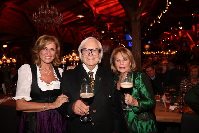 Mit Nürnbergs Kult-Wirtin Sissy Kleinke-Kühnel (r.) und Dagmar Wöhrl verbindet Werner Brombach eine jahrzehntelange Freundschaft. | Foto: John R. Braun