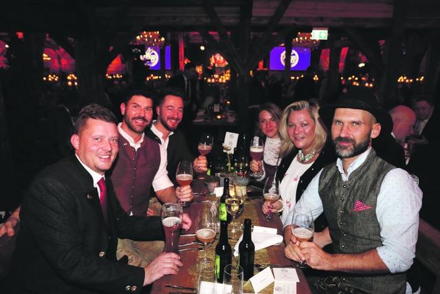 Arnd Neubauer (Erdinger), Nürnbergs Altstadtfest-Wirt Christian Wagner, Christian &amp; Stefanie Haigl (Erdinger Dreh-Bar), Babsi Krapp („Kuhstall“) und Christopher Dietz (werk :b, v.li.). | Foto: John R. Braun