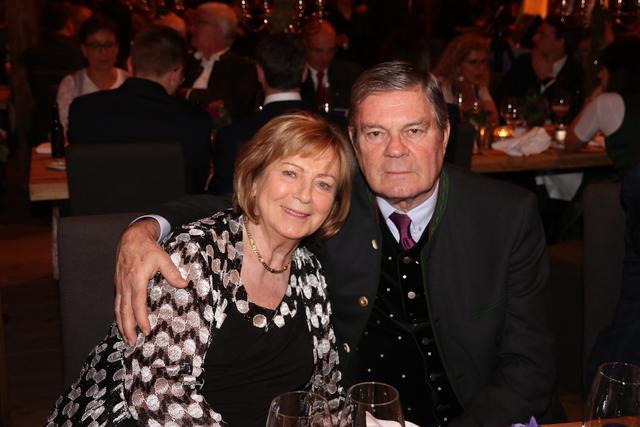Die Sportprominenz: Eisschnelllauf-Olympiateilnehmer Herbert Höfl mit Ehefrau Annerl. | Foto: John R. Braun