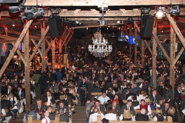 Mega-Location: Rund 1.200 geladene Gäste feierten im Hüttendorf „Erdinger-Alm“, fast alle kamen natürlich „trachtig“. | Foto: John R. Braun