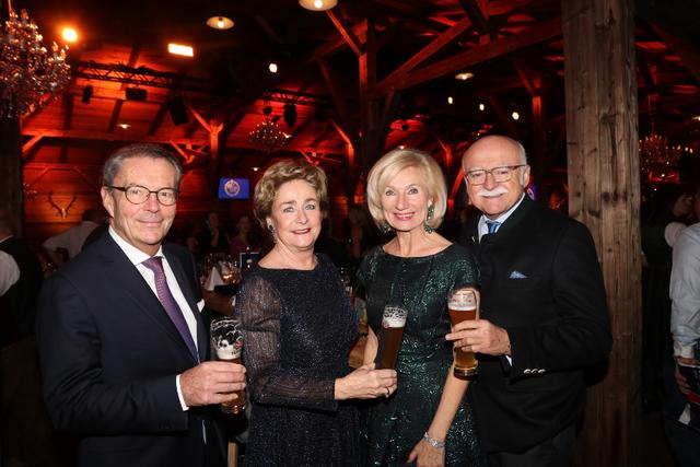 VIP-Zahnarzt Dr. Christian Lex mit Ehefrau Christiane und Nürnbergs Kulturreferentin Prof. Dr. Julia Lehner (CSU) mit Ehemann &amp; Immobilien-Unternehmer Gerd Schmelzer (baut den Augustinerhof, v.li.). | Foto: John R. Braun