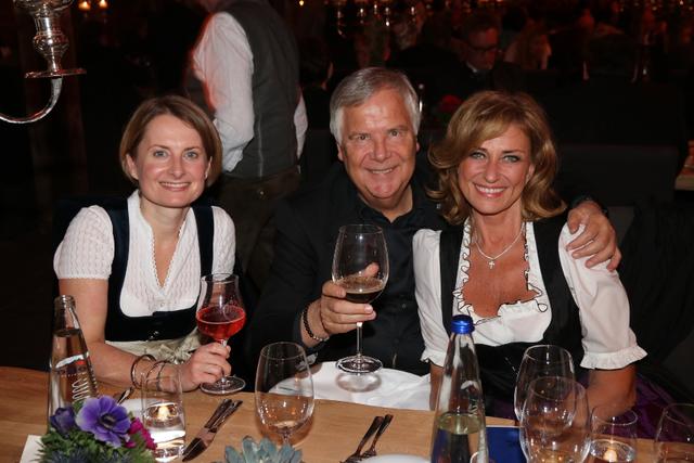 Top-Unternehmer (u.a. Dormero-Hotels) und Airline-Sanierer Hans Rudolf Wöhrl mit Gattin &amp; TV-Löwin Dagmar und Sandra Pabst. (li.). | Foto: John R. Braun