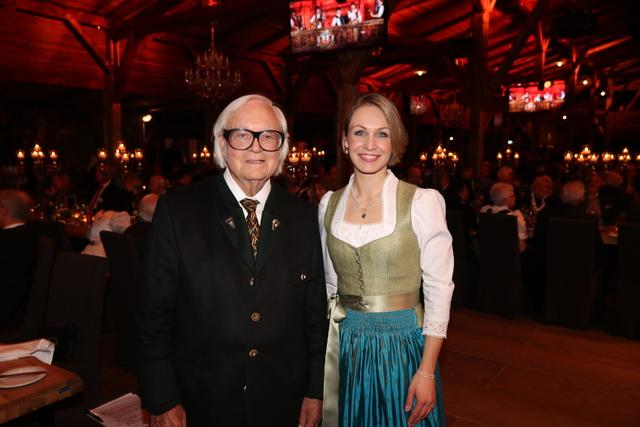 Werner Brombach mit der bezaubernden Moderatorin des Abends: Biathlon-Legende Magdalena Neuner. | Foto: John R. Braun