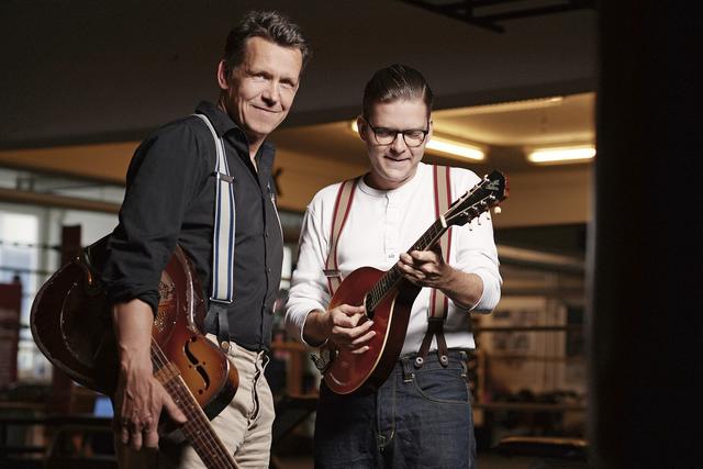 Gitarrist und Mundharmonikaspieler Peter Crow C. und sein Partner Ferdinand ‚Jelly Roll’ Kraemer.
