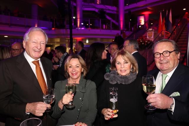 Getränkegroßhändler Hans Dieter Burgis, Ursula Lehrieder, Kultwirtin Sissy Kleinke-Kühnel und Jürgen Lehrieder (Catering-Unternehmer, v.li.). | Foto: Udo Dreier, John R. Braun