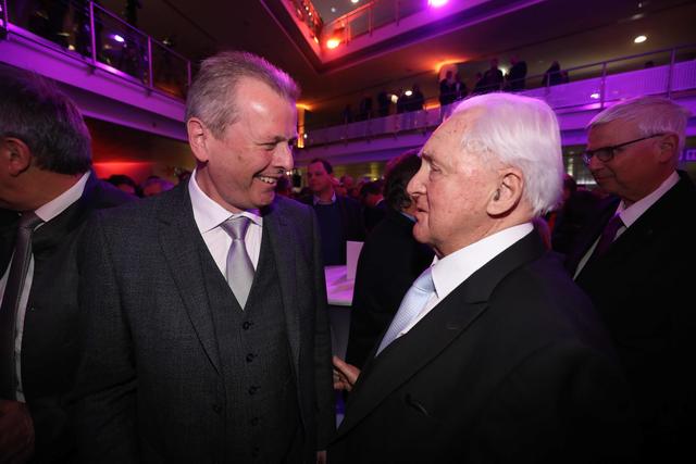 OB Dr. Ulrich Maly begrüßt CSU-Urgestein und Bundesbauminister a.D. Dr. Oscar Schneider. | Foto: Udo Dreier, John R. Braun