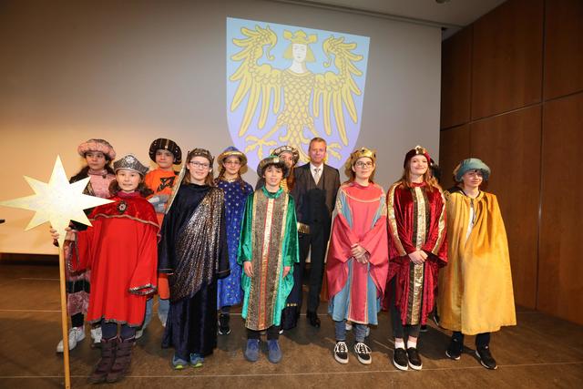 Traditionell empfing OB Maly die Sternsinger, die wieder für einen guten Zweck Geld sammelten. | Foto: Udo Dreier, John R. Braun