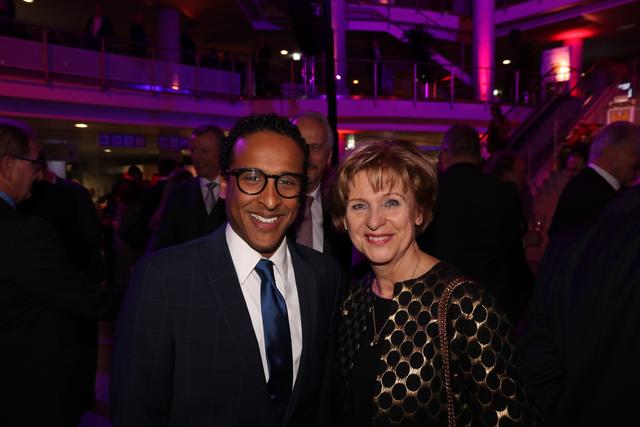 SPD-Stadtrat Nasser Ahmed mit Inge Weise, Vorsitzende der Bürgerstiftung Nürnberg. | Foto: Udo Dreier, John R. Braun