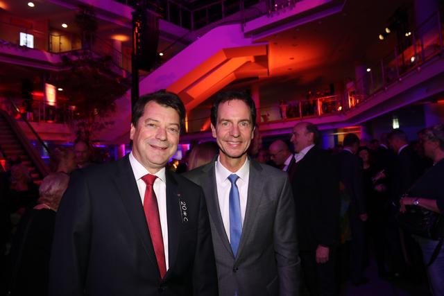 Sparkassen-Vorstand Matthias Benk (li.) mit Symphoniker-Intendant Lucius A. Hemmer. | Foto: Udo Dreier, John R. Braun