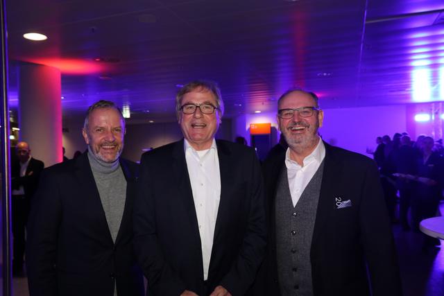 Die Auto-Männer: Uwe Feser (Gesellschafter Feser-Graf Gruppe, Mitte) mit Markus Kugler (li., Geschäftsführer Feser-Graf Gruppe) und Jochen Scharf (Jochen Scharf Gruppe). | Foto: Udo Dreier, John R. Braun