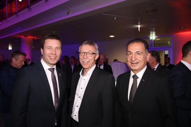 Fürths Landrat Matthias Dießl (CSU), Schultheiss Wohnbau AG-Vorstandsvorsitzender Martin Heyn und Sportmediziner Dr. Ismail Baloglu (v.li.).