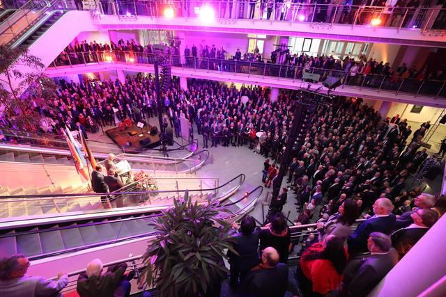 Rund 1.500 Gäste hören die Reden der Stadtspitze zum Neujahrsempfang: Volles Haus im Foyer des NCC-West der NürnbergMesse in Langwasser!  | Foto: Udo Dreier, John R. Braun