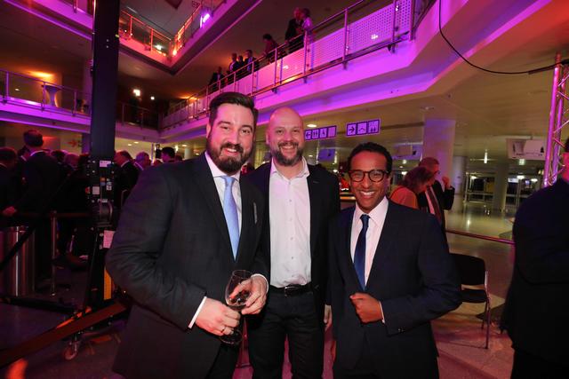 CSU-Bezirksgeschäftsführer Sven Heublein mit seinen Ehemann Tim Bruening und SPD-Stadtrat Nasser Ahmed (v.li.). | Foto: Udo Dreier, John R. Braun