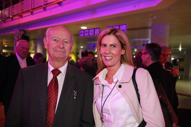 Unternehmerin Constanze Oschmann (Unternehmensfamilie Müller Medien) mit Hellmut Beckstein, dem sechs Jahre älteren Bruder des Bayerischen Ministerpräsidenten a.D. | Foto: Udo Dreier, John R. Braun