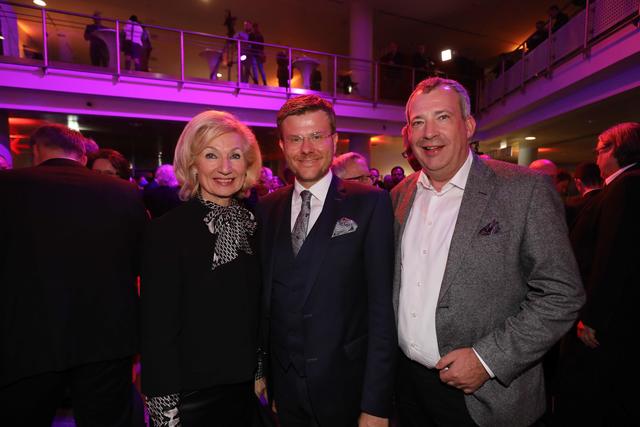 CSU-Oberbürgermeisterkandidat Marcus König (Mitte) mit Kulturreferentin Prof. Dr. Julia Lehner und Sparda-Vorstandschef Stefan Schindler. | Foto: Udo Dreier, John R. Braun