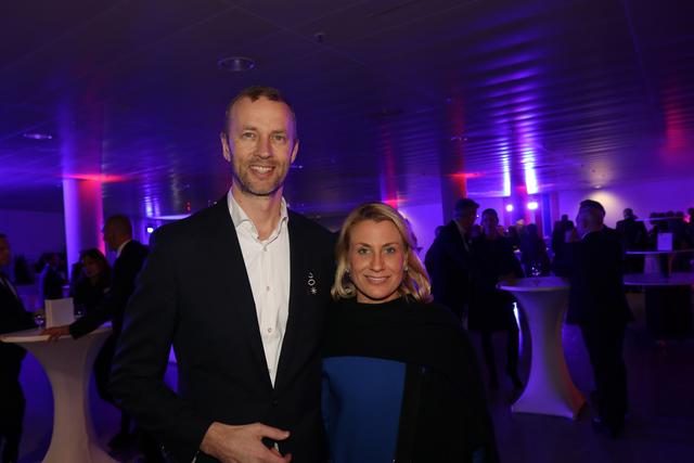 FCN-Finanzvorstand Niels Rossow mit Dr. Karoline Haderer, Leiterin Kommunikation und Marketing NÜRNBERGER Versicherung. | Foto: Udo Dreier, John R. Braun