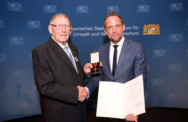 Hier überreicht Bayerns Umweltminister Thorsten Glauber das Bundesverdienstkreuz an Gunter Brokt.