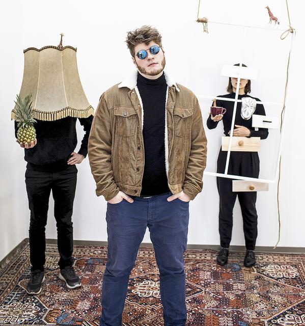 Jan Philipp Zymny ist einer der ganz Großen im Poetry Slam. In seinen Shows verknüpft er Stand Up, Kurzgeschichten, philosophische Überlegungen und surreale Absurditäten der Bauart Nonsens wild, aber keines Falls planlos miteinander.
Foto: © Fabian Stuertz