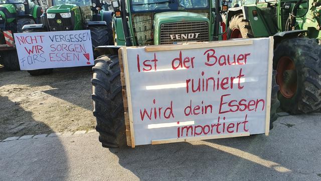 Zwischenzeitlich sind die Landwirte mit ihren Traktoren am Volksfestplatz und vor der Kongresshalle angekommen.  | Foto: Udo Dreier
