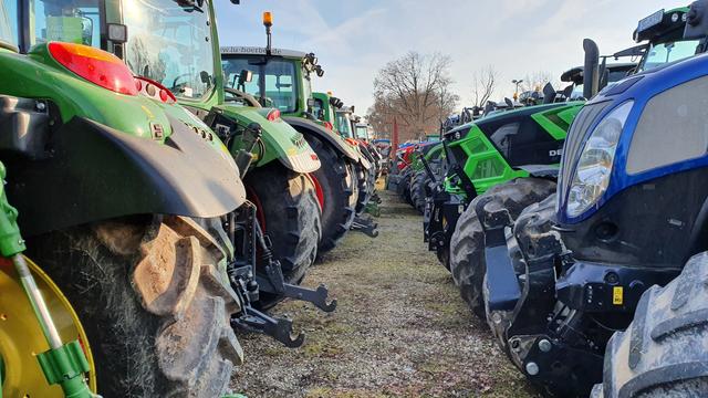 Zwischenzeitlich sind die Landwirte mit ihren Traktoren am Volksfestplatz und vor der Kongresshalle angekommen.  | Foto: Udo Dreier