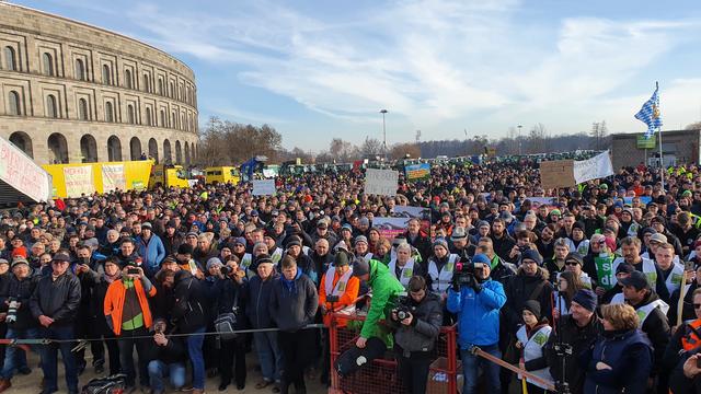 Zwischenzeitlich sind die Landwirte mit ihren Traktoren am Volksfestplatz und vor der Kongresshalle angekommen.  | Foto: Udo Dreier