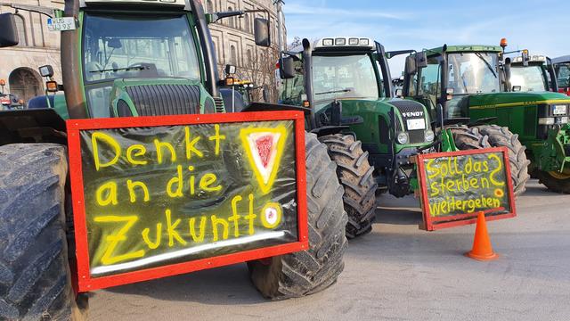 Zwischenzeitlich sind die Landwirte mit ihren Traktoren am Volksfestplatz und vor der Kongresshalle angekommen.  | Foto: Udo Dreier
