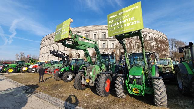 Zwischenzeitlich sind die Landwirte mit ihren Traktoren am Volksfestplatz und vor der Kongresshalle angekommen.  | Foto: Udo Dreier