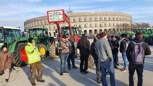 Zwischenzeitlich sind die Landwirte mit ihren Traktoren am Volksfestplatz und vor der Kongresshalle angekommen.  | Foto: Udo Dreier