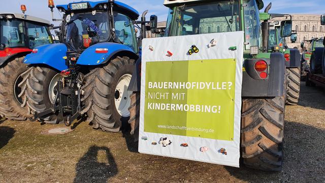 Zwischenzeitlich sind die Landwirte mit ihren Traktoren am Volksfestplatz und vor der Kongresshalle angekommen.  | Foto: Udo Dreier