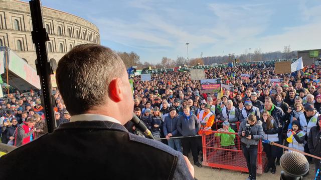 Zwischenzeitlich sind die Landwirte mit ihren Traktoren am Volksfestplatz und vor der Kongresshalle angekommen.  | Foto: Udo Dreier