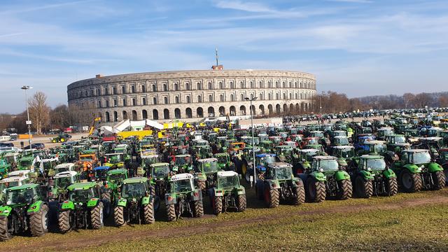 Zwischenzeitlich sind die Landwirte mit ihren Traktoren am Volksfestplatz und vor der Kongresshalle angekommen.  | Foto: Udo Dreier