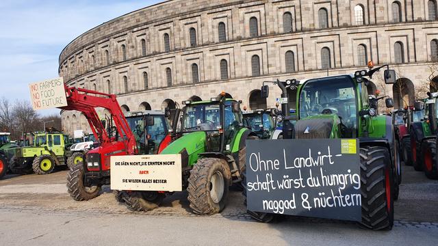 Zwischenzeitlich sind die Landwirte mit ihren Traktoren am Volksfestplatz und vor der Kongresshalle angekommen.  | Foto: Udo Dreier