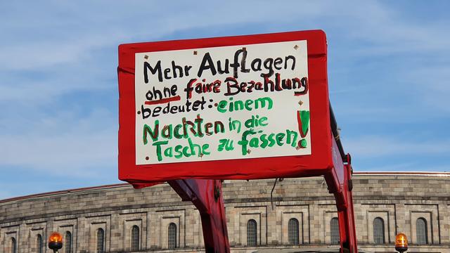 Zwischenzeitlich sind die Landwirte mit ihren Traktoren am Volksfestplatz und vor der Kongresshalle angekommen.  | Foto: Udo Dreier