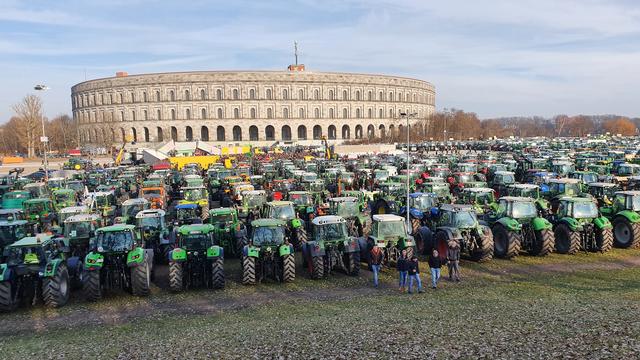 Zwischenzeitlich sind die Landwirte mit ihren Traktoren am Volksfestplatz und vor der Kongresshalle angekommen.  | Foto: Udo Dreier