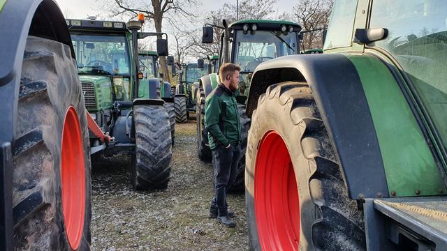 Zwischenzeitlich sind die Landwirte mit ihren Traktoren am Volksfestplatz und vor der Kongresshalle angekommen.  | Foto: Udo Dreier